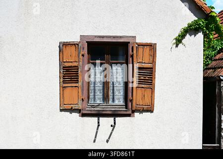 Verwitterte Fensterläden Stockfoto