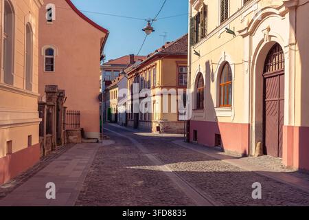 Ruhige Kopfsteinpflasterstraße mit historischen Fassaden in der Altstadt von Sibiu, Siebenbürgen, Rumänien Stockfoto