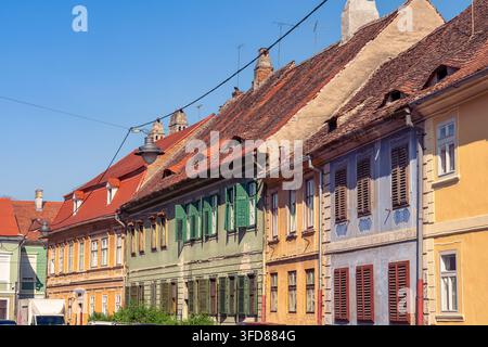 Traditionelle Häuser in Sibiu mit Dachaugen und farbenfrohen Fassaden in der Altstadt der Transsilvanien, Rumänien Stockfoto