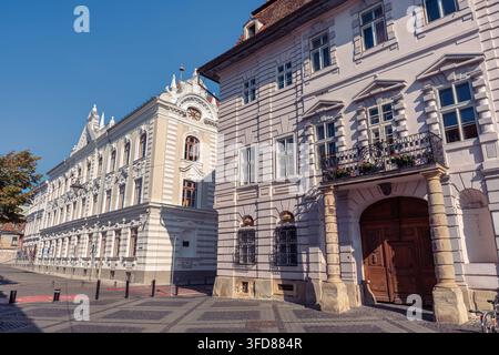 Historische Gebäude und verzierte Fassaden im Zentrum der Altstadt von Sibiu, Siebenbürgen, Rumänien Stockfoto