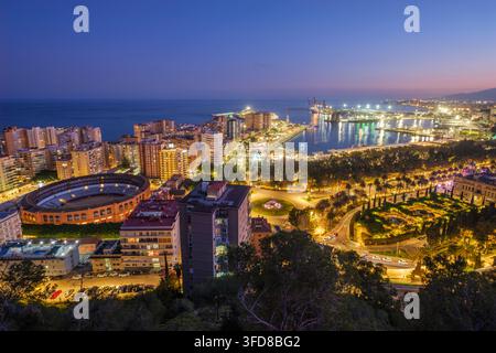 Blaue-Stunden-Ansicht der Plaza de Toros de La Malagueta Stierkampfarena in Málaga, Spanien, zeigt den Hafen von Málaga, die Stierkampfarena La Malagueta, La Malagueta, Plaza de Toro Stockfoto