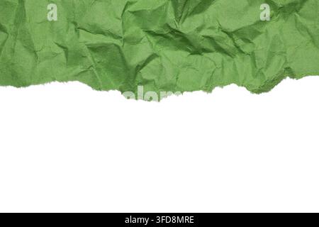 Zerknitterte grüne Papiertextur, die einen zerrissenen Rand auf weißem Hintergrund erzeugt Stockfoto