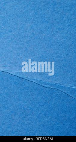 Blaues Papier mit einer strukturierten Oberfläche mit subtilen Falten und einer körnigen Faseroptik Stockfoto