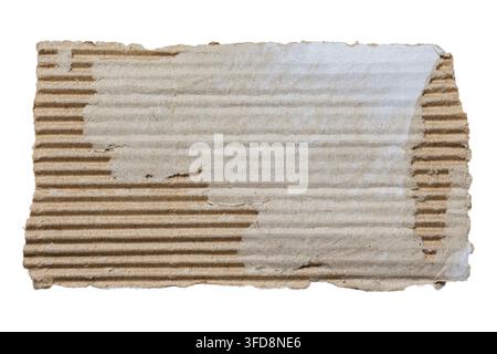 Zerissener Wellplattenkarton, der eine raue Textur und braune Farbe zeigt Stockfoto