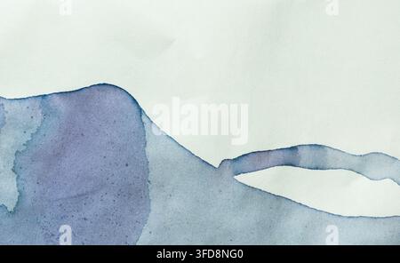 Lila Aquarellfleck mit Tropfen auf einem weißen Papierhintergrund Stockfoto