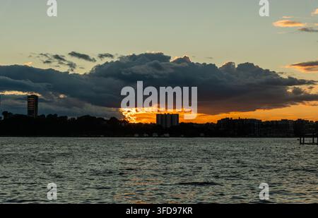 Wunderschöner Sonnenuntergang über dem Hudson River mit Hoboken im Hintergrund, gesehen von Manhattan, New York City Stockfoto