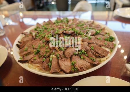 Traditionelles kasachisches Gericht Besbarmak mit Kazy, Pferdefleisch und Hammelfleisch Stockfoto