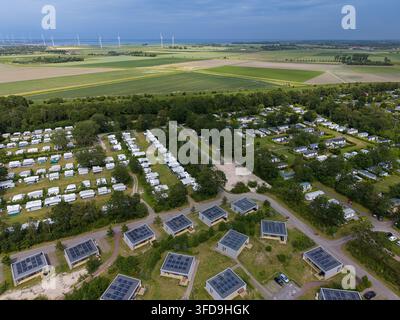 Hohe, breite horizontale Luftbilddrohnenaufnahme, die einen großen Küstenferienpark und Campingplatz in Kamperland, Zeeland, Niederlande einfängt. Die Aufnahme s Stockfoto