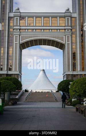 Astana, Kasachstan - 24. September 2017: Das kegelförmige, zeltartige Khan-Shatyr-Vergnügungszentrum ist im Hintergrund sichtbar, eingerahmt von dem grauen An Stockfoto