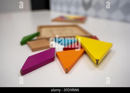 Nahaufnahme von bunten geometrischen Holzpuzzleteilen auf dem Tisch. Stockfoto