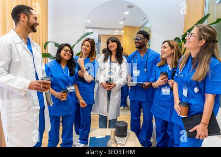 Medikamenteam macht Kaffeepause und diskutiert über die Patientenversorgung Stockfoto