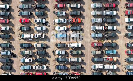 Luftbild eines Schrottplatzes mit ausgeschrotteten Autos, die auf die Verarbeitung warten Stockfoto