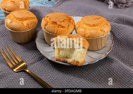 Frisch gebackene Reismehl-Schaum Muffins kühlen auf einem Drahtgestell Stockfoto