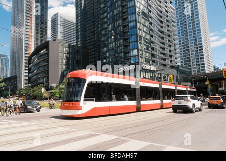Toronto, Kanada - 20. Juni 2026: Moderne Straßenbahn und urbane Hochhäuser in der Innenstadt von Toronto Stockfoto