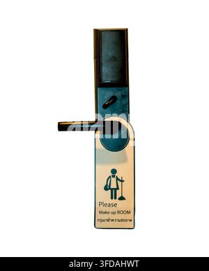 Ein schwarzer Türgriff oder eine schwarze Türklinke mit einem „Bitte machen Sie den Raum frei“-Schild, isoliert auf weißem Hintergrund mit Ausschnittpfad. Stockfoto