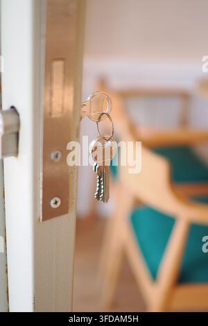 Schlüssel, die an einem Türschloss in einem Raum hängen Stockfoto