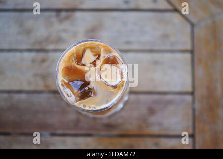 Kaltes Kaffee in einem Glas mit Eiswürfeln Stockfoto