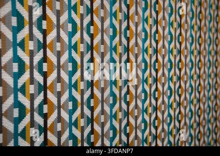 Buntes geometrisches gewebtes Textilmuster im Winkel Stockfoto