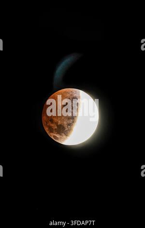 Tiefe partielle Mondfinsternis mit Halbmond-Lichtstreifen am 28. August 2026 Stockfoto