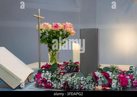 Dieses wunderschöne zeremonielle Lebensstilfoto zeigt eine detaillierte horizontale Ansicht eines modernen Kirchenaltars, der für eine Taufe oder eine Hochzeitszeremonie vorbereitet ist Stockfoto