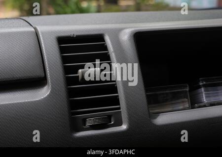 Eine Nahaufnahme eines Auto-Armaturenbrett-Luftschachts mit schwarzer Innenverkleidung und leerem Display, das modernes Fahrzeugdesign und präzise Belüftungsdetails für den Transport zeigt Stockfoto