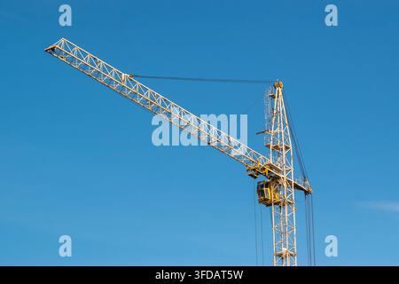 Gelber Baubauturm gegen klaren blauen Himmel Stockfoto