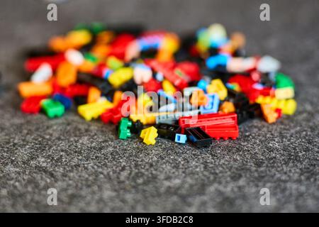 Eine lebendige Sammlung von Lego-Steinen in verschiedenen Farben ruht auf einer strukturierten Oberfläche und symbolisiert Kreativität und spielerisches Bauen. Perfekt für Design Stockfoto
