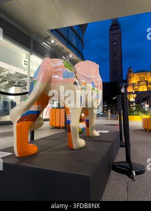 Rückansicht eines geschmückten Löwen vom Pride in the Quarter Public Art Trail in der Dämmerung, der Turm von Westminster im Hintergrund, London Victoria, UK Stockfoto