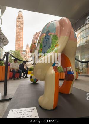 Rückansicht einer verzierten Löwenskulptur vom Pride in the Quarter-Kunstpfad, Cardinal Place, nahe London Victoria, UK Stockfoto