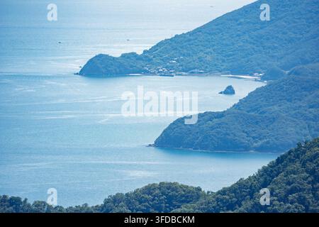 Blick auf ruhiges Wasser in einer stillen Bucht an der Inselküste Stockfoto