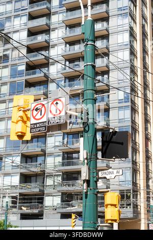 Toronto, Kanada - 20. Juni 2026: Urbane Straßenschilder und Ampeln in der Innenstadt an der Spadina Avenue Stockfoto