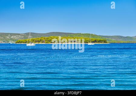 Segelboot auf der Adria in der Nähe von Biograd na moru, Dalmatien, Kroatien Stockfoto