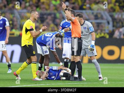 firo : 29.08.2026 Fußball, Fußball, 1. Liga, Erste Bundesliga [Bundesliga], Saison 2026/2027 Borussia Dortmund Borussia Dortmund - HSV Hamburg Hamburg HSV Hamburg Hamburg Albert Gronbaek von HSV Hamburg Hamburg HSV Hamburg ist verletzt Verletzung verletzt nach Stockfoto