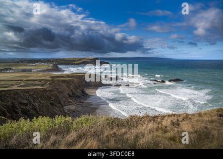 Küstenpfad in der Nähe von Bude in Cornwall mit Sonnenschein und Regenwolken am Horizont Stockfoto