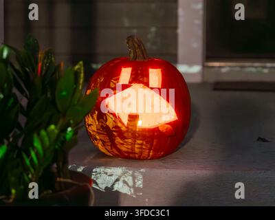 Nahaufnahme eines leuchtenden geschnitzten Halloween-Kürbisses Stockfoto
