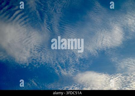 fädige Zirruswolken hoch an einem blauen Himmel in Somerset, England Stockfoto