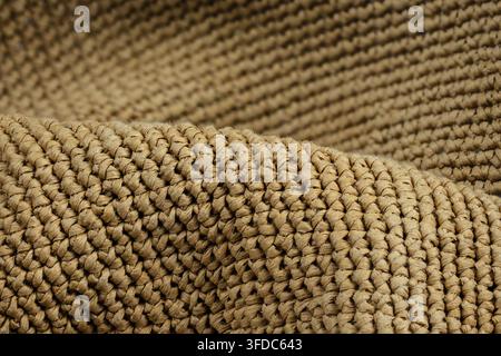 Beiger gewebter Stoff, der natürliche Textur und ein kunstvolles Muster zeigt Stockfoto