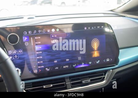 Chevrolet-Fahrzeug-Multibildschirm mit Unterhaltungssystem und Digitalradio. Stockfoto