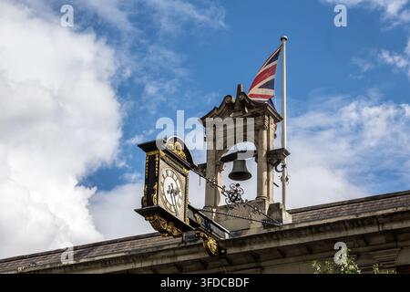 Uhr und Glockenturm auf dem Chelsea Old Town Hall, einem unter Denkmalschutz stehenden Gebäude des Grades II an der King's Road, Chelsea, London. Stockfoto