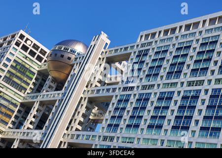 Das Fuji TV Network-Gebäude oder FCG-Gebäude zeigt den Hachitama-Beobachtungsraum in Odaiba, Tokio, Japan Stockfoto