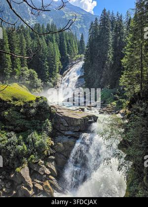 Krimmler Wasserfall im Wald, Alpen Berge Österreich Stockfoto