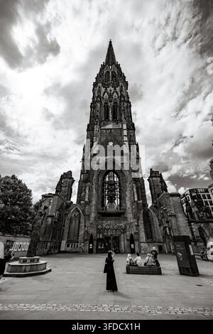 Schwarzweißer Blick aus niedriger Höhe auf den überlebenden neugotischen Turm, der über den Ruinen des St.-Nikolai-Denkmals aufragt Stockfoto