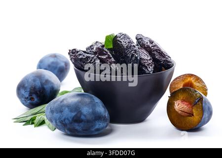 Hausgemachte getrocknete Pflaumen mit reifer Frucht isoliert auf weißem Hintergrund . Stockfoto