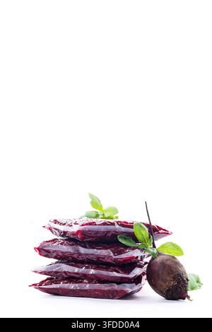 Frisch geriebene Rote Bete in Vakuumbeuteln auf weißem Hintergrund . Stockfoto
