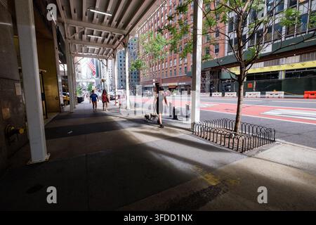 Fußgänger gehen, 42nd Street, Manhattan, New York City USA. Stockfoto