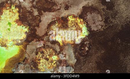 Drohnenaufnahme von farbenfrohen hydrothermalen Pools, Schwefelablagerungen und Mineralrinden in der Danakil-Senke, Afar-Region, Äthiopien Stockfoto