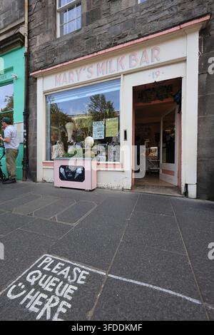 Die sehr beliebte Mary's Milk Bar, ein kunsthandwerkliches Eisladen auf dem Grassmarket, mit täglich wechselnden Geschmacksrichtungen, die Besitzerin Mary Hillard wurde in Italien ausgebildet. Stockfoto