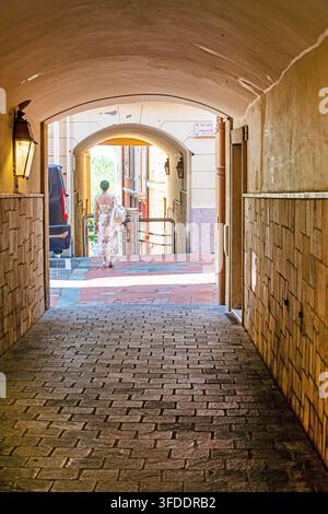 Schmale Straßen, die sich durch Bögen in Monaco verbinden Stockfoto