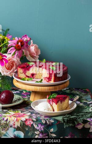 Pflaumkuchen serviert mit Vanilleeis und frischen Pflaumen Stockfoto