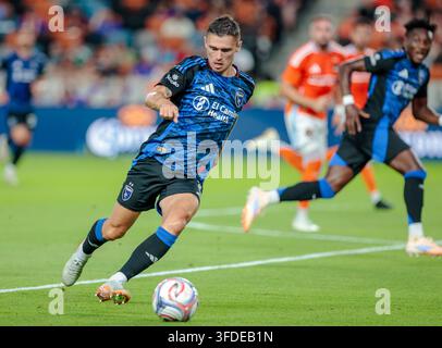 Houston, Texas, USA, 29. Aug., 2026. San Jose Earthquakes Mittelfeldspieler Eduard Löwen (23) trägt den Ball während des Major League Soccer-Spiels. Stockfoto